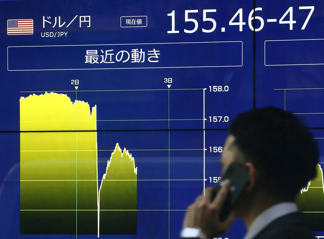 ▲5月2日，路人经过显示日元汇率的电子显示屏前 据视觉中国
