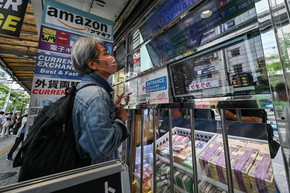 ▲4月29日，一男子在东京一家货币兑换商的橱窗里看日元汇率 据视觉中国
